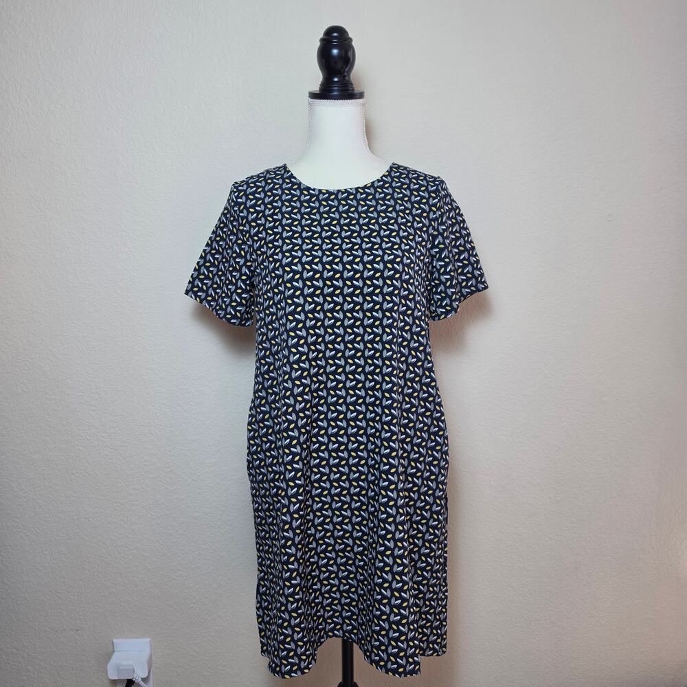 This is April Leaf Shift Dress Small